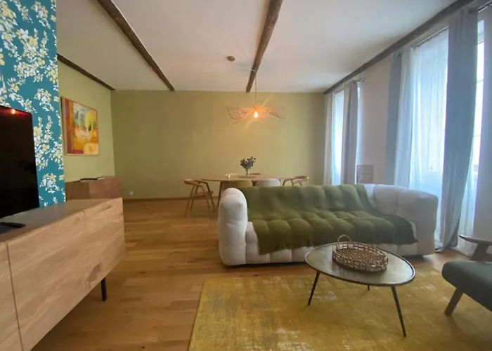 Charming Renovated Apartment Near The Beach