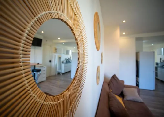 Air-Conditioned Apartment Sleeps 4 To 6 Parking