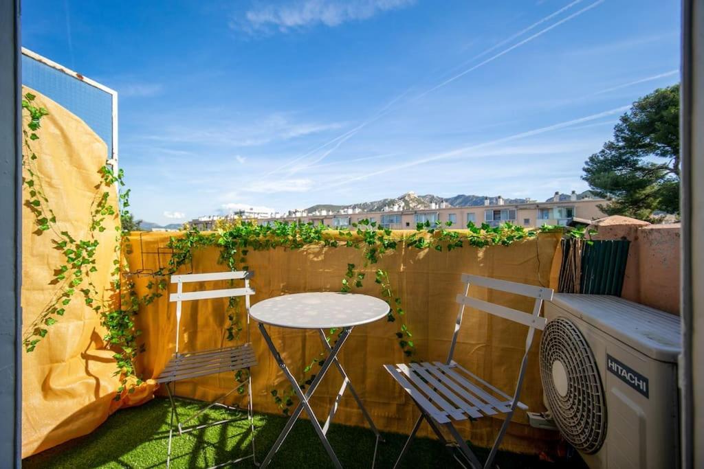 Air-conditioned Sleeps 4 To 6 Parking Apartment *