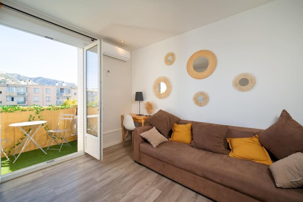 Air-conditioned Sleeps 4 To 6 Parking Apartment Marseille