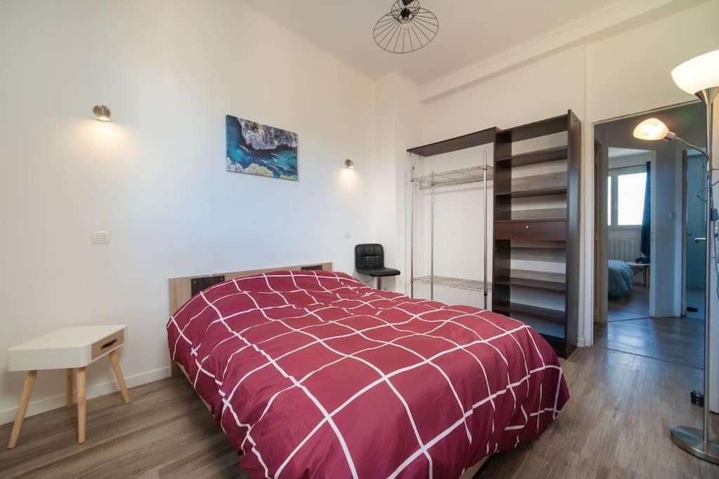 Air-conditioned Sleeps 4 To 6 Parking Apartment
