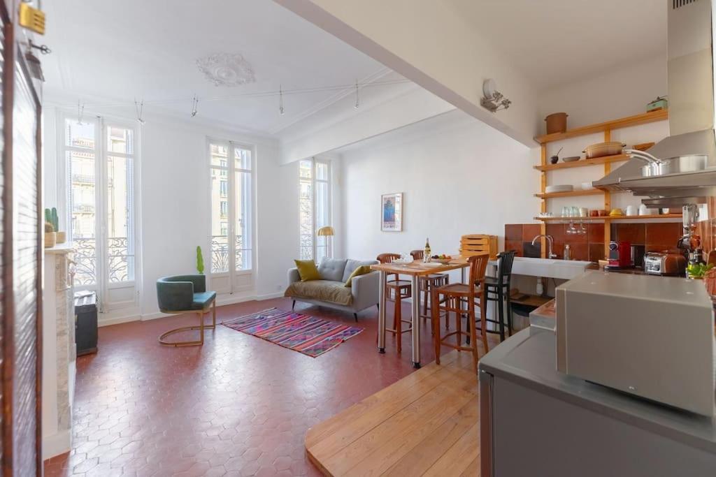 Superbe Appart, Central, Petit Balcon & Vue Place Apartment *