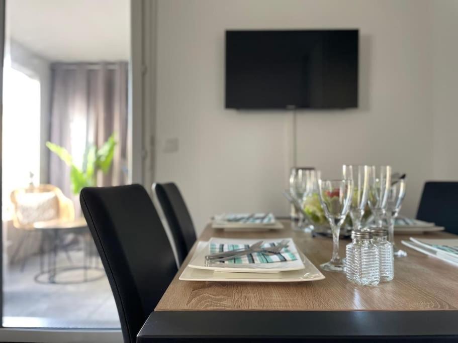 Cosy Flat Joliette, Secured Parking Lot