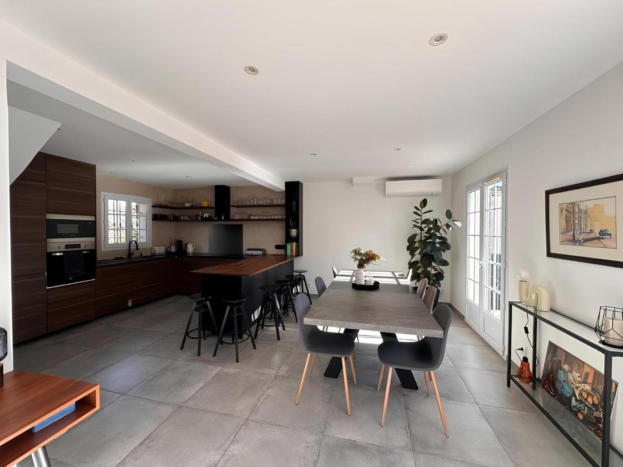 Beautiful Family House With Garden And Pool In A Quiet Area
