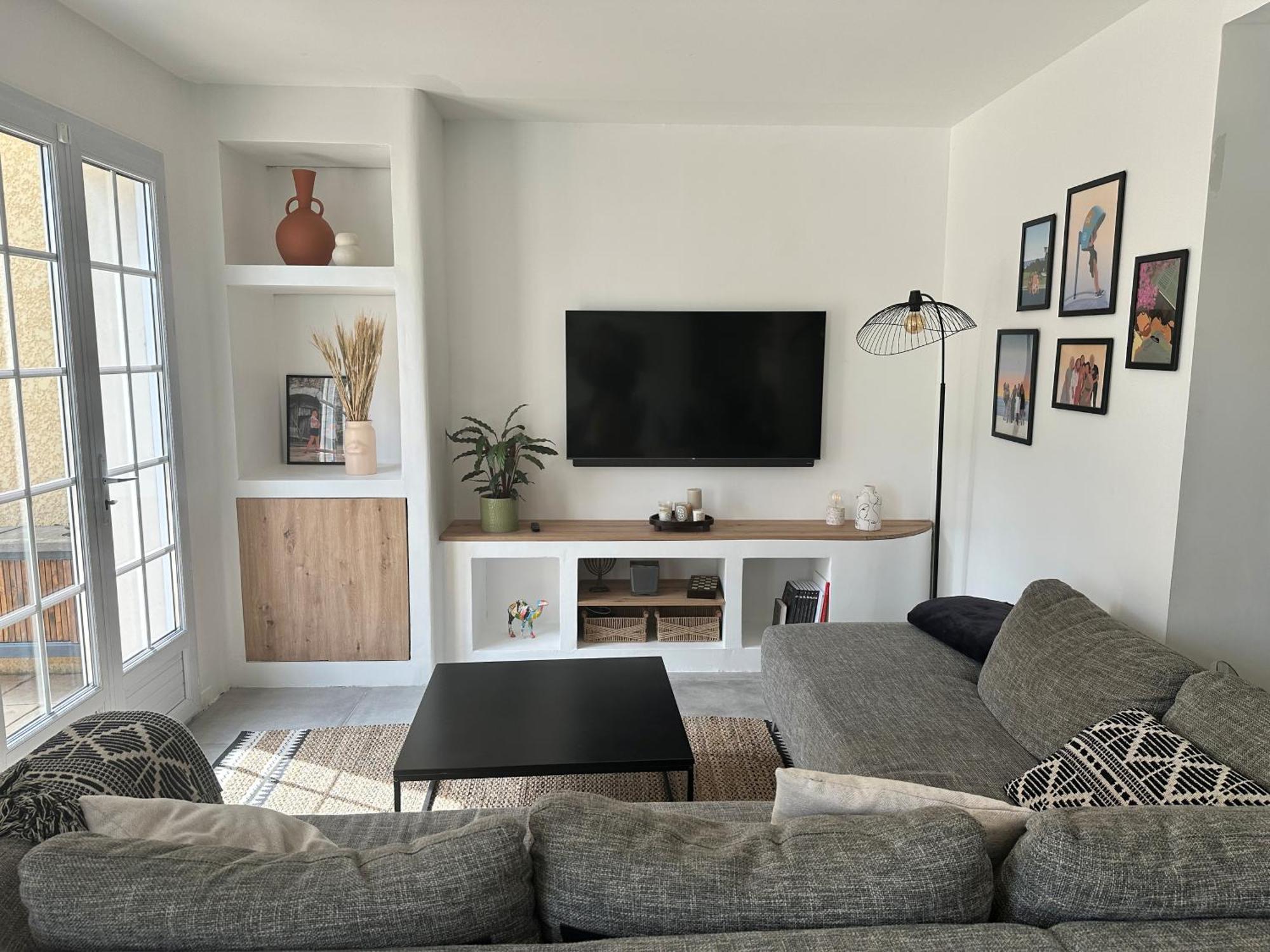 Beautiful Family House With Garden And Pool In A Quiet Area Villa *