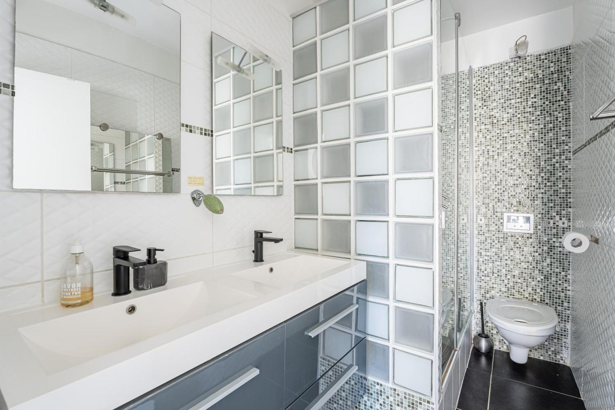 Apartment Lumineux Au Coeur De Avec Balcon Prive Marseilles
