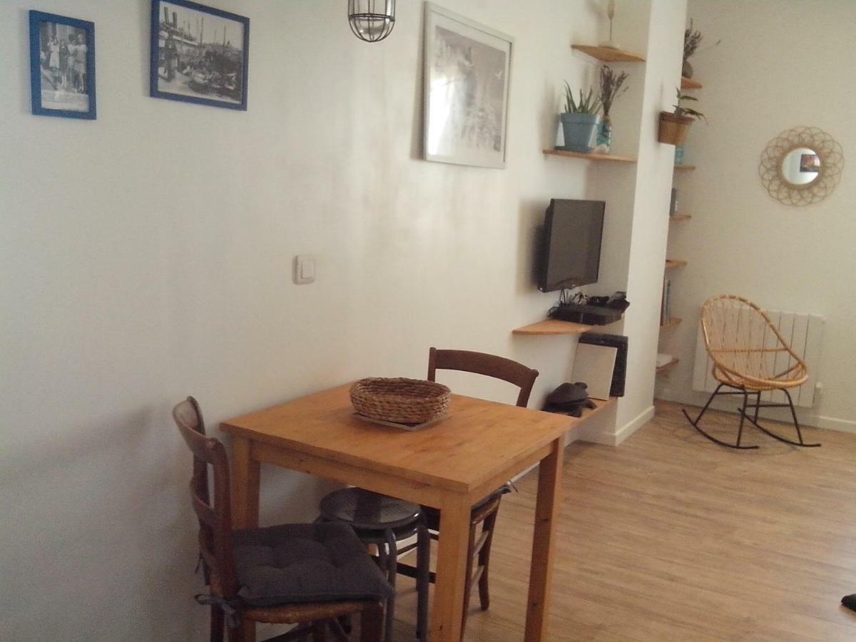 Apartment Tranquille Au Panier Face A La Mer Marseilles