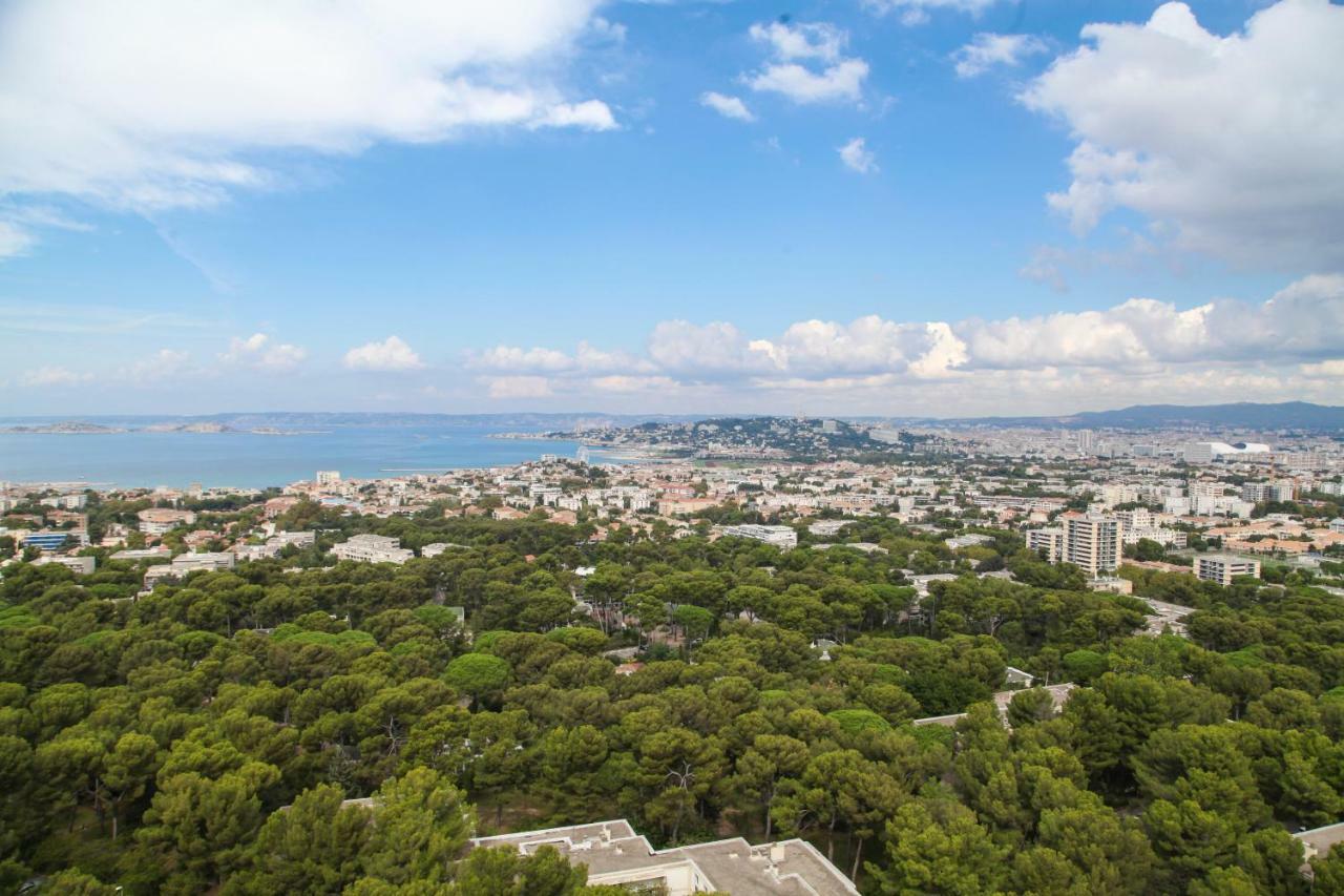 **** Roy D Espagne, Up To 7 People, View In Safe **** * Marseille