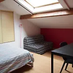 Chambre Rouge Avec Salle De Bain Privative Velodrome Prado