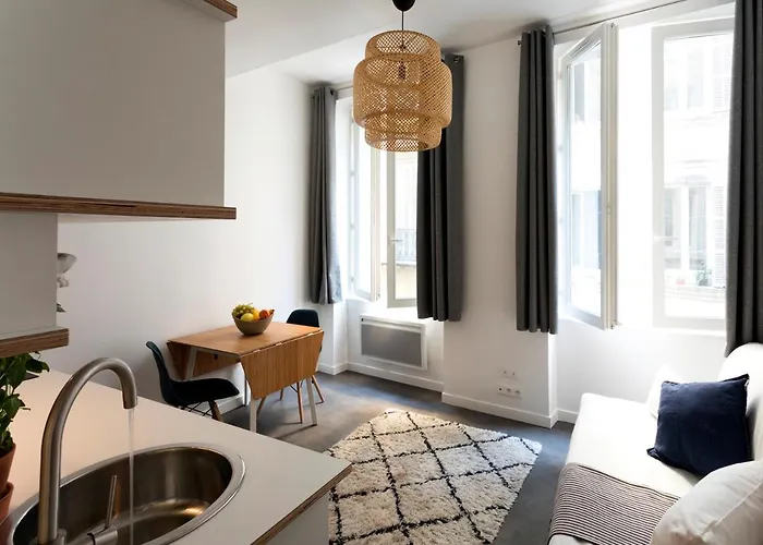 Jolis Appartements A 2 Pas Du Vieux Port Dans Immeuble Avec Gardien