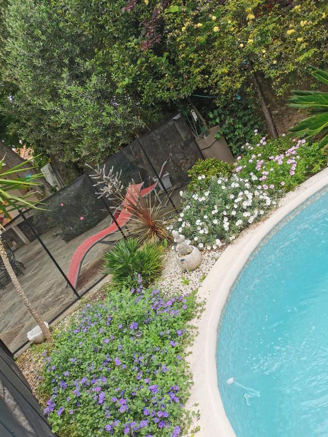 Gasthof En Sous Sol De Avec Acces Jardin Et Piscine