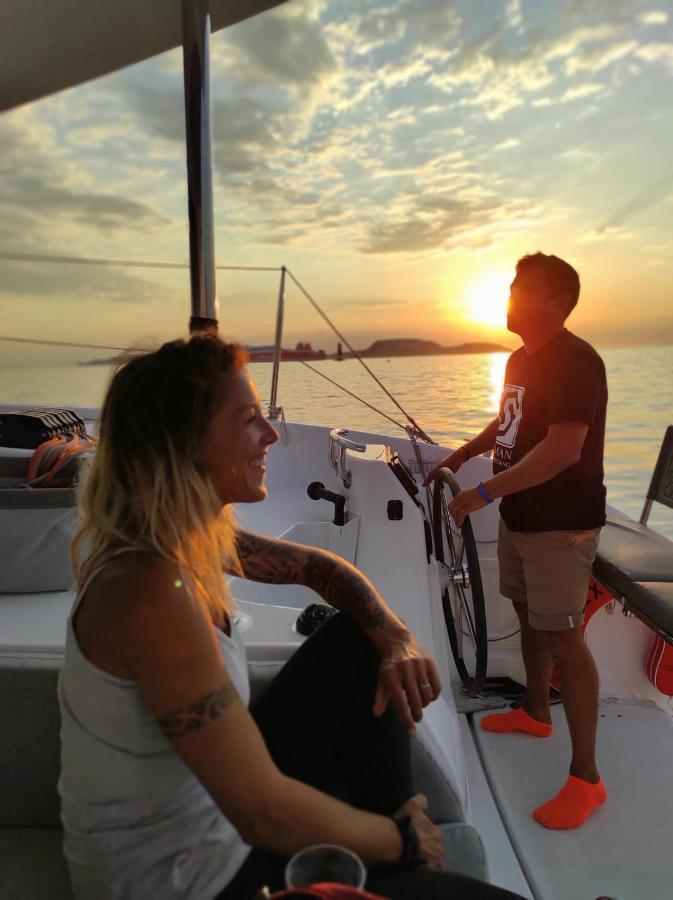 Nuit à Bord D'un Catamaran Bateau-hôtel Marseille
