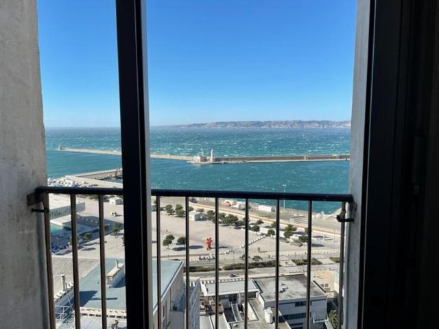 Vue Le Panoramique Vieux-port De Marseilles