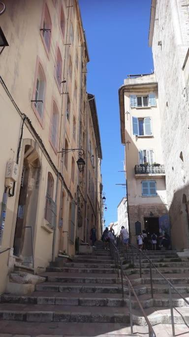 Apartment Plein Coeur Du Quartier Du Panier . Chaleureux T2. Marseilles