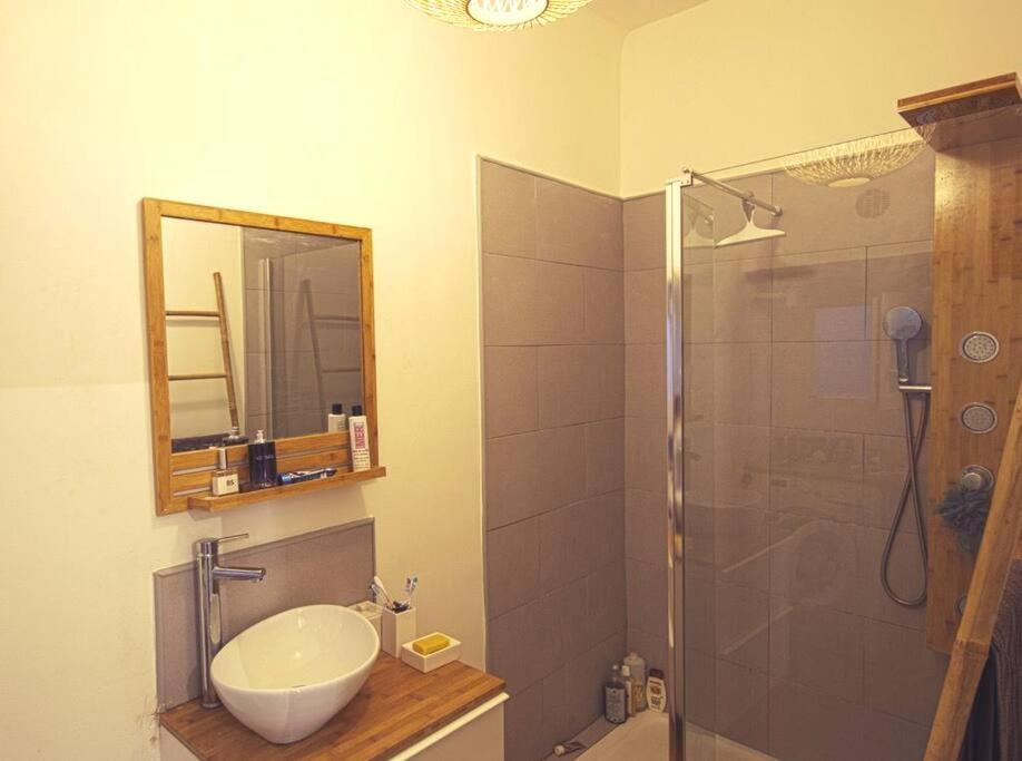 Apartment Plein Coeur Du Quartier Du Panier . Chaleureux T2. Marseilles