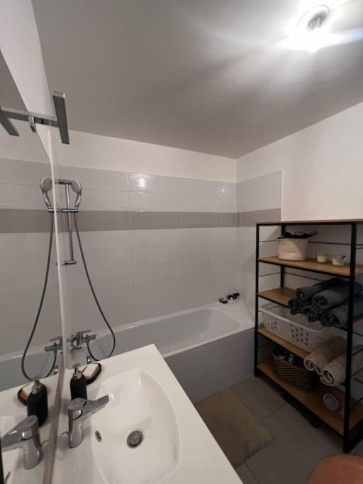 Apartment T3 Cosy, Neuf Et Ensoleille