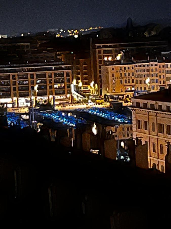 Sur Les Toits Du Vieux Port Marseilles