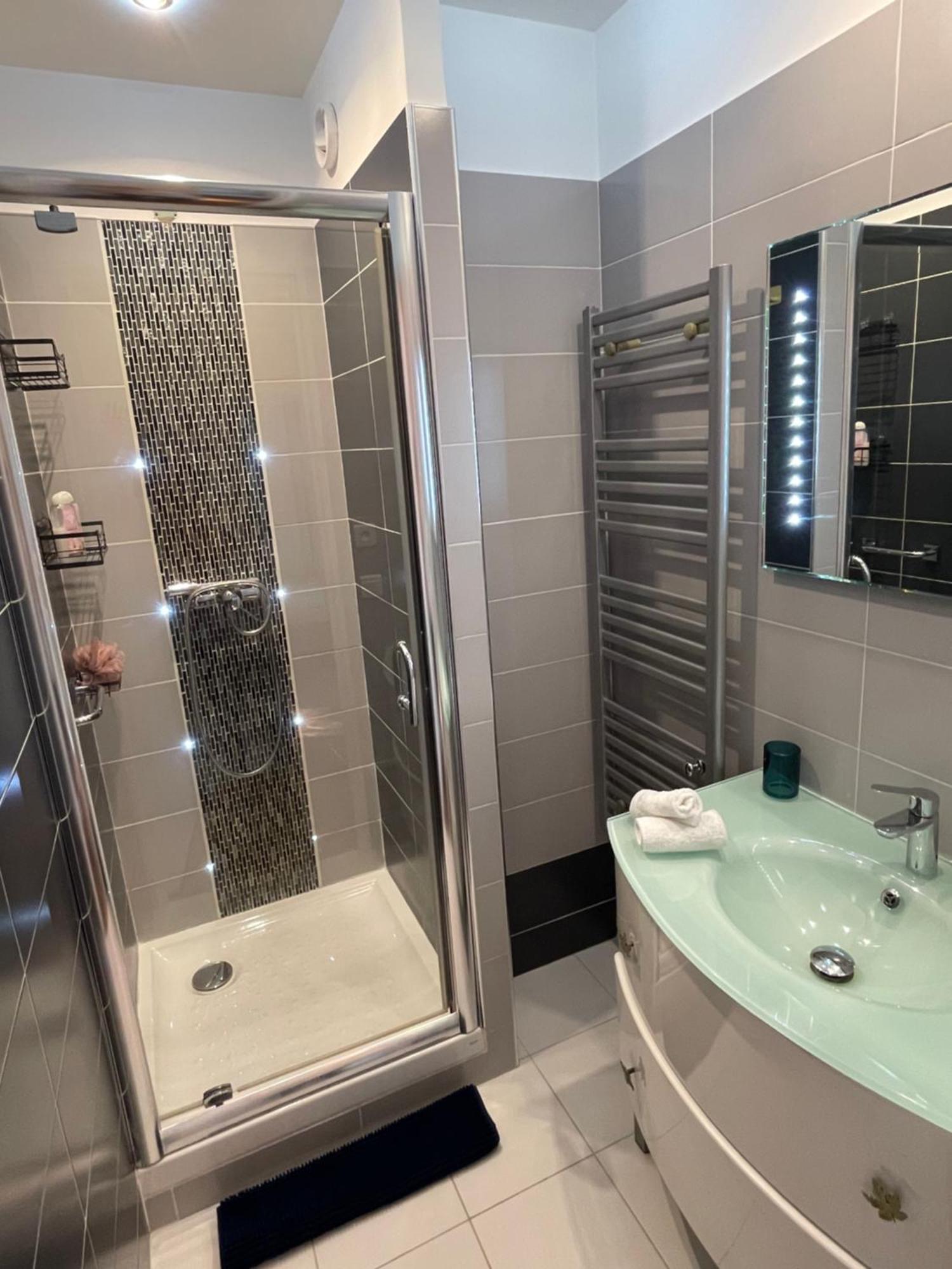 Apartment 130m2 De Standing, 5min Plages Et Stade, Parking Gratuit, 5e Et Dernier Etage Avec Ascenseur, Vue Montagne Marseilles
