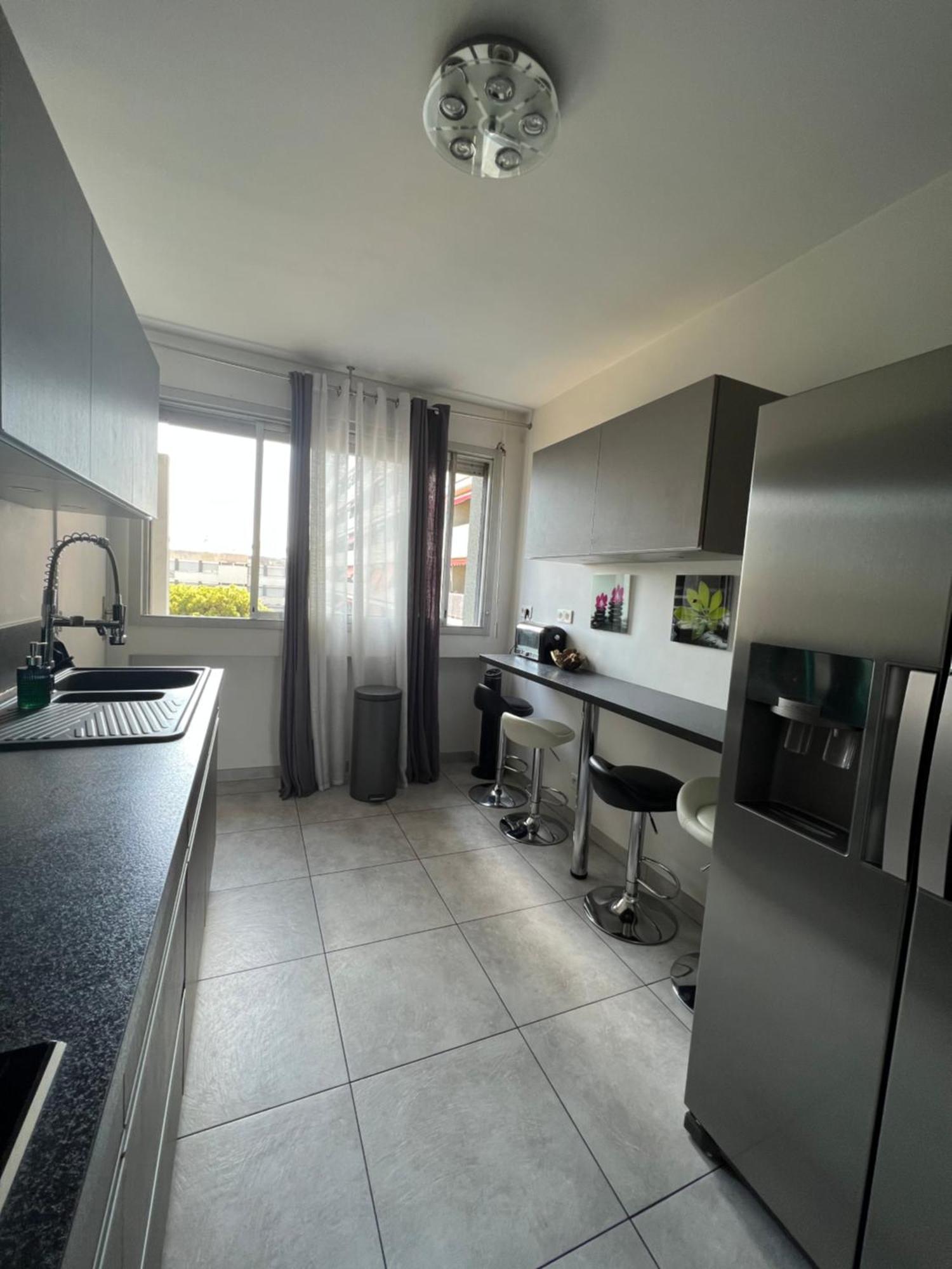 130m2 De Standing, 5min Plages Et Stade, Parking Gratuit, 5e Et Dernier Etage Avec Ascenseur, Vue Montagne