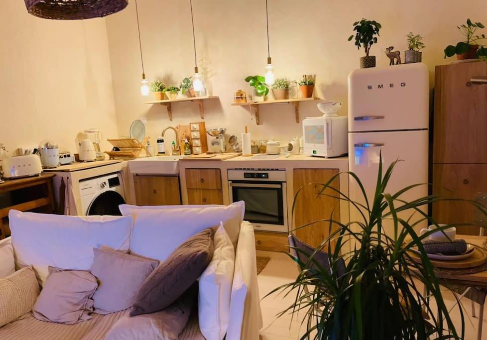 C'est La Vie… A Apartment Marseilles
