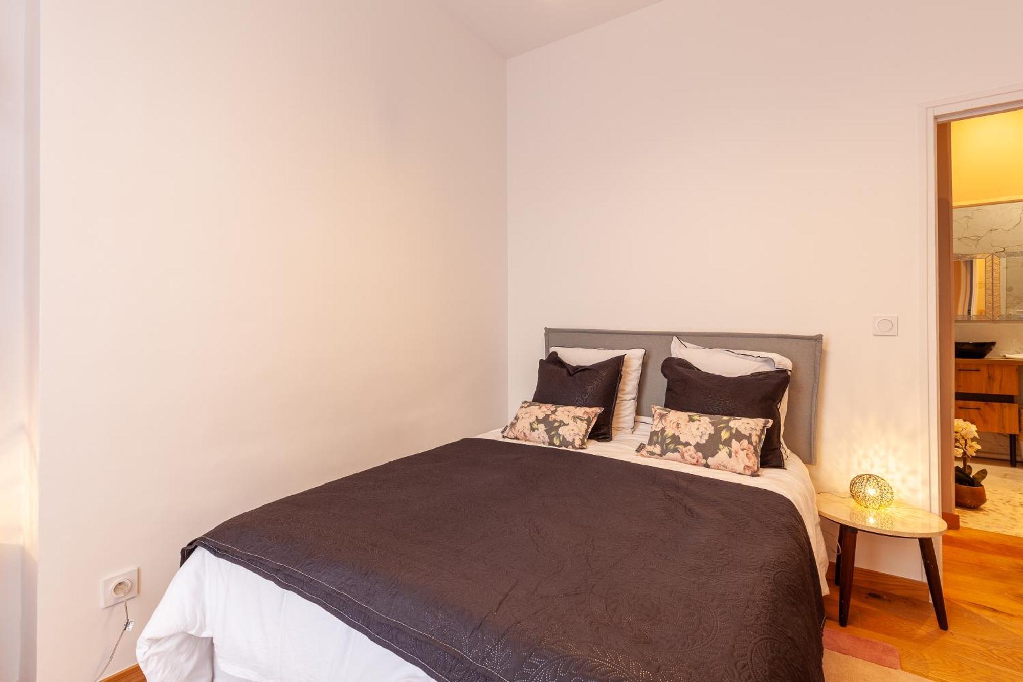 Pour 7 A Apartment Marseilles