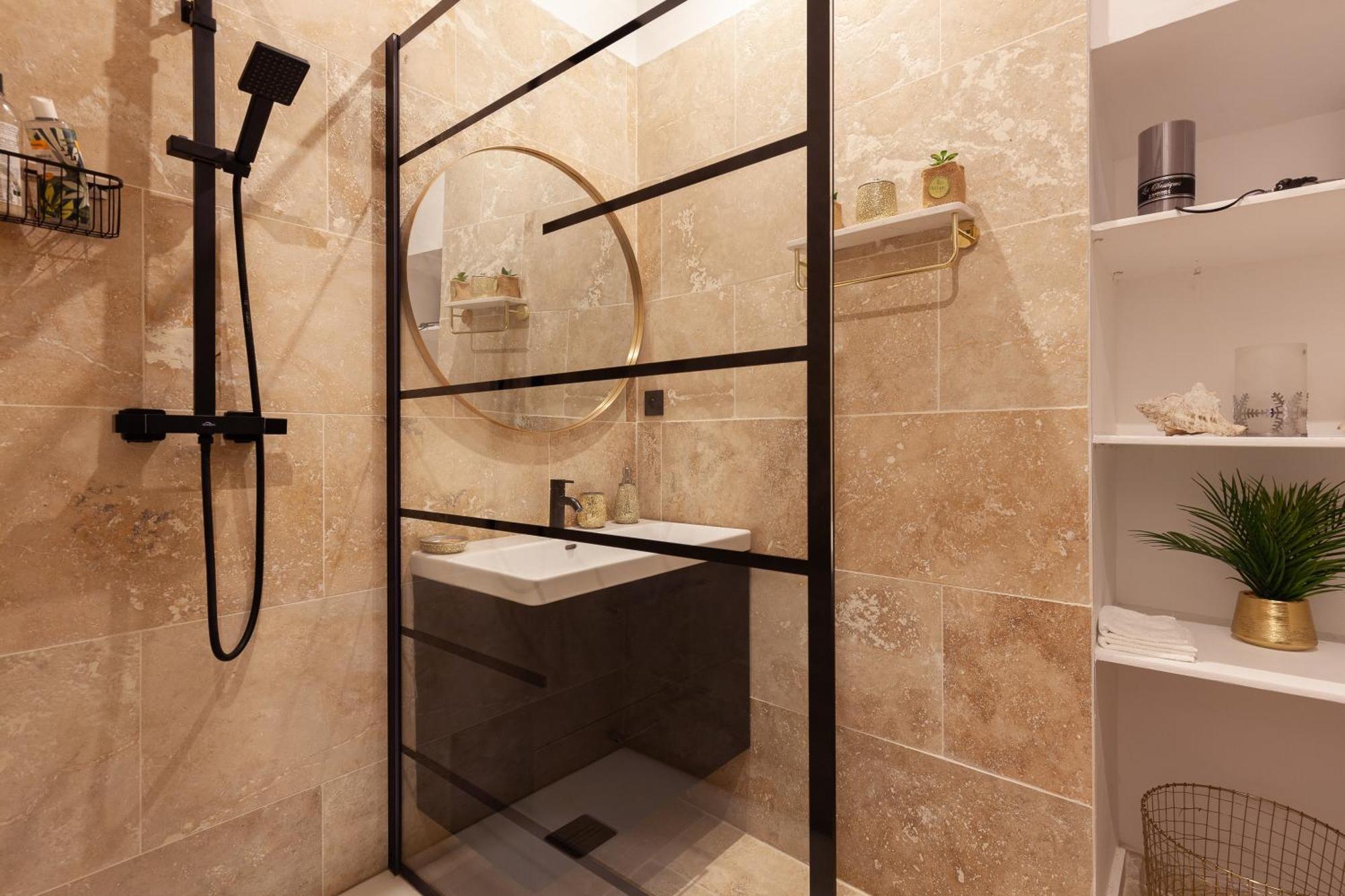 Pour 7 A Apartment Marseilles