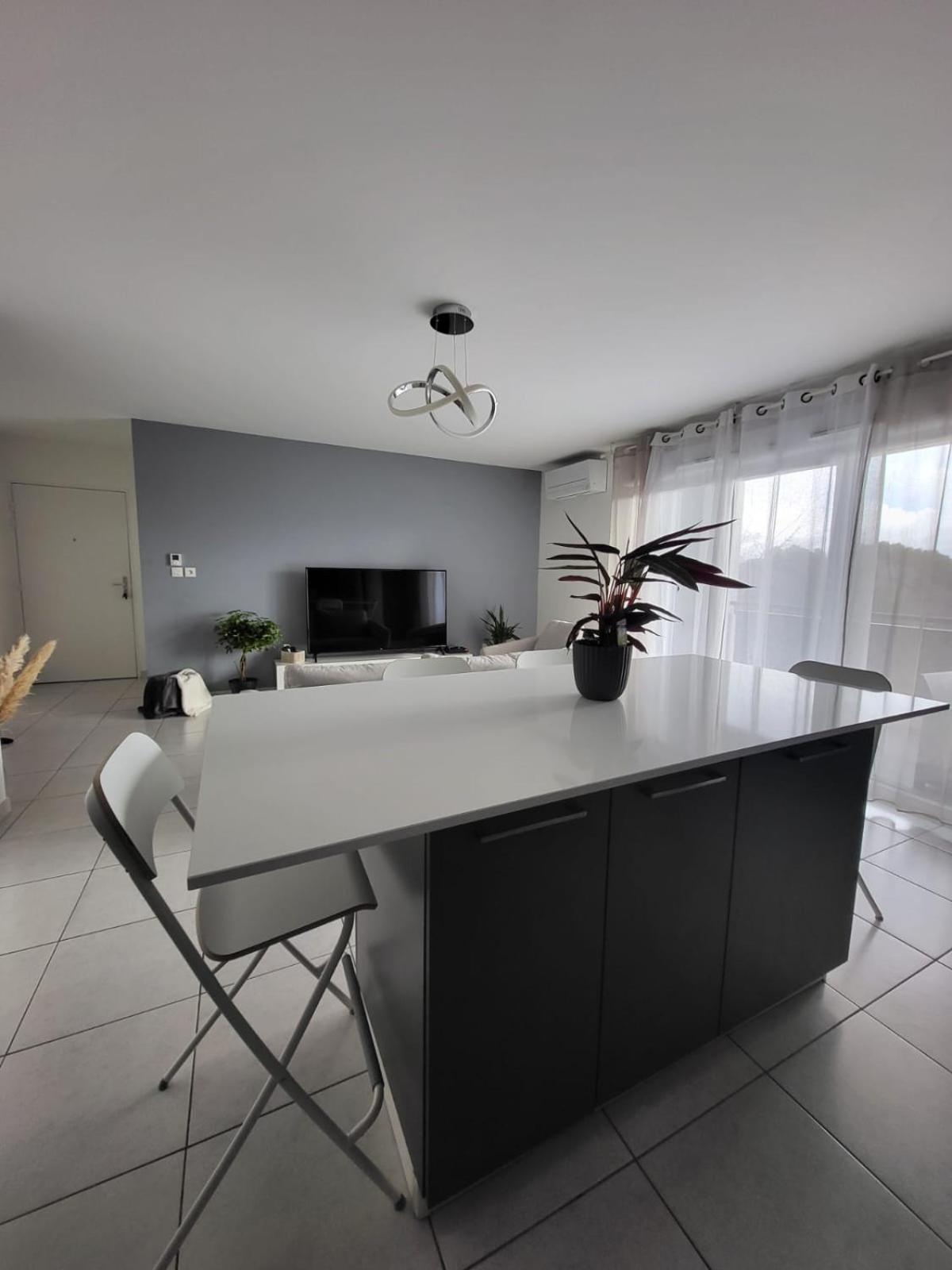 T3 Spacieux Et Paisible Avec Deux Places Parking Proche Vieux Port Apartment *