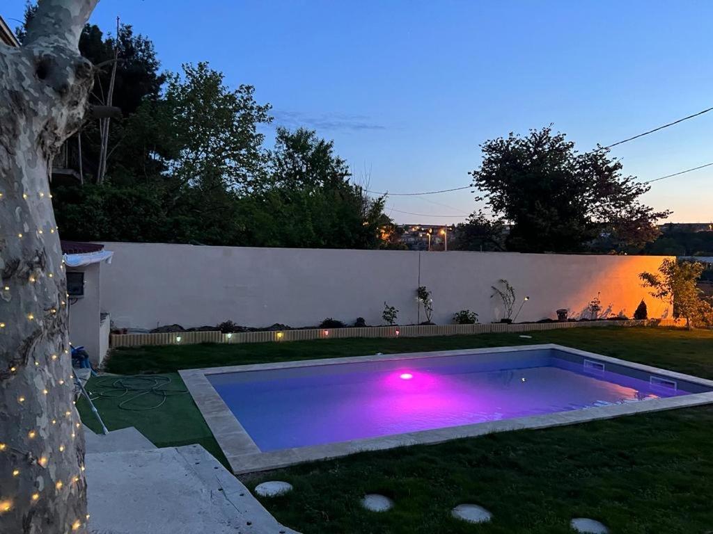 Maisonnette Avec Jardin Piscine Non Accessible *