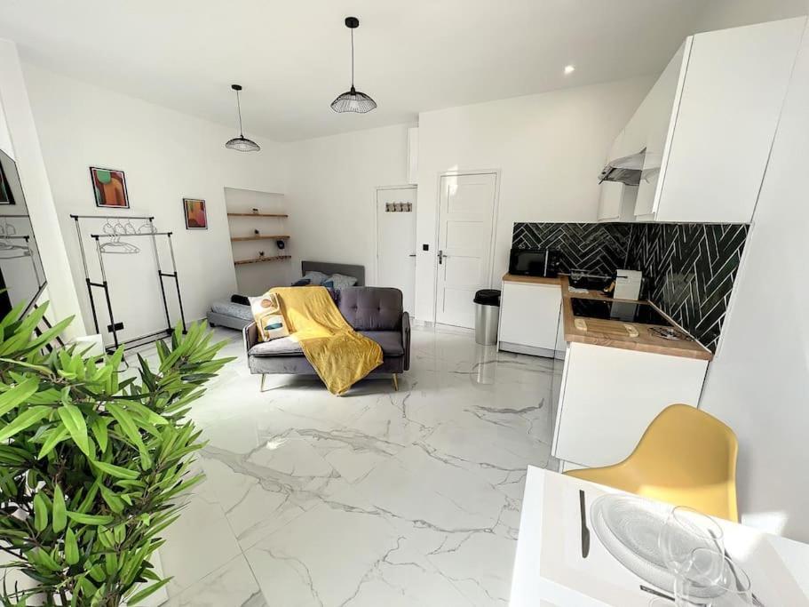 Apartment Marseille, Vieux-port , Noailles, Grand *