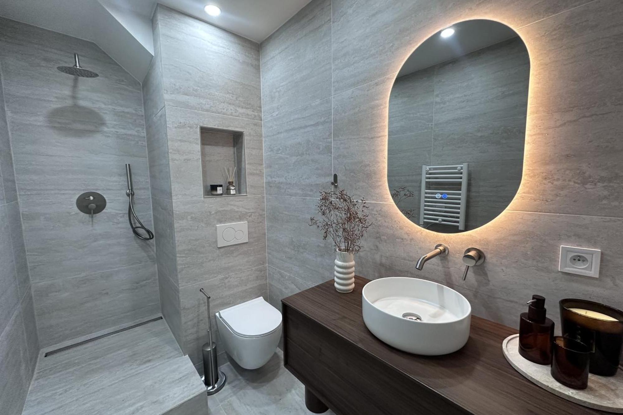Appartement T2 For Two In The 8th -