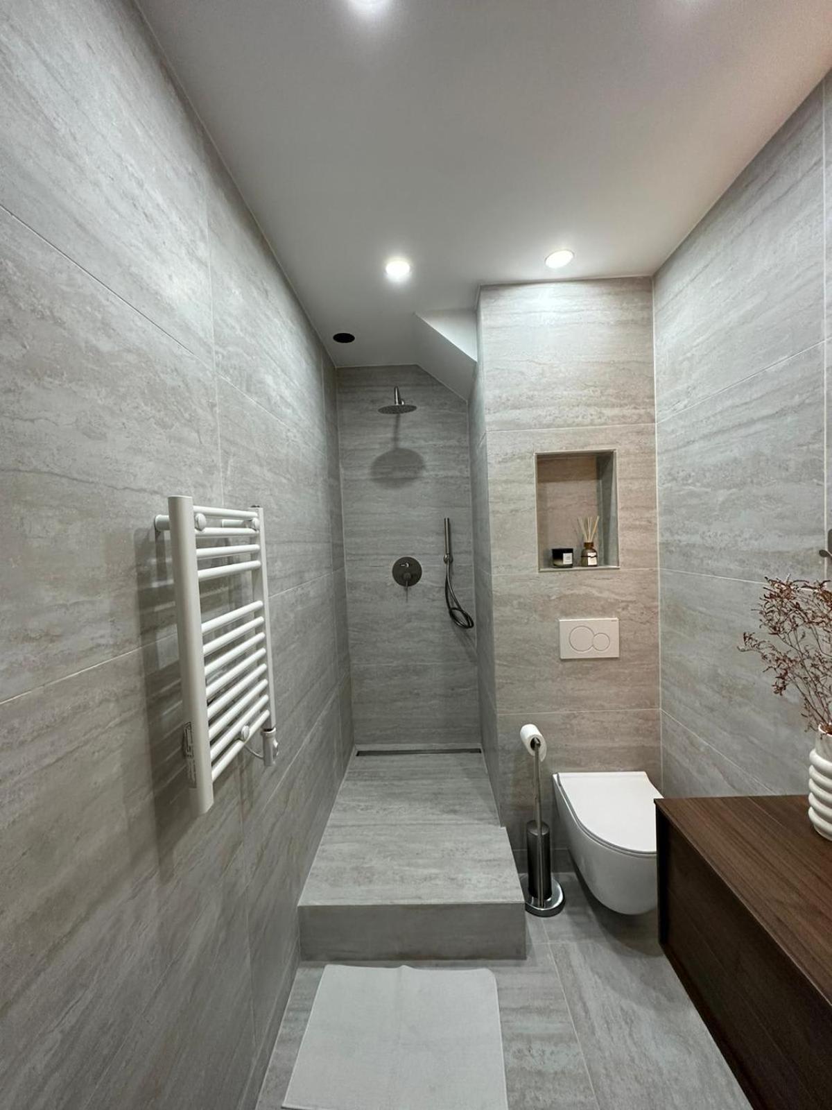 Appartement T2 For Two In The 8th -