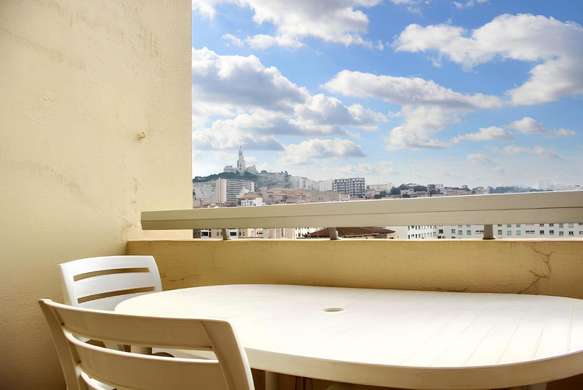 Avec Vue Sur La Terrasse Amenagee Et Wifi A A 1 Km De La *
