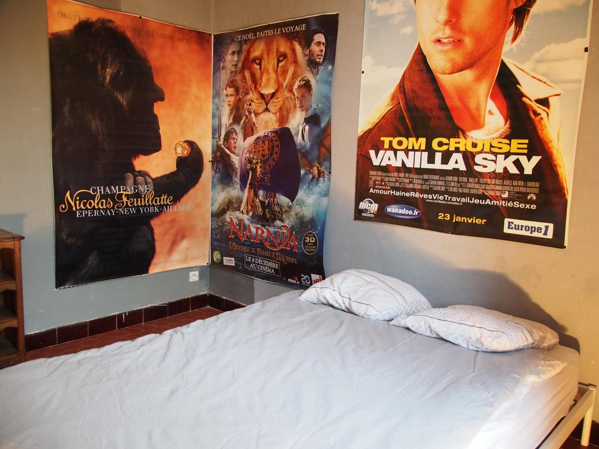 Narnia Dans Maison, Salle De Bain Et Sejour A Partager * Marseille
