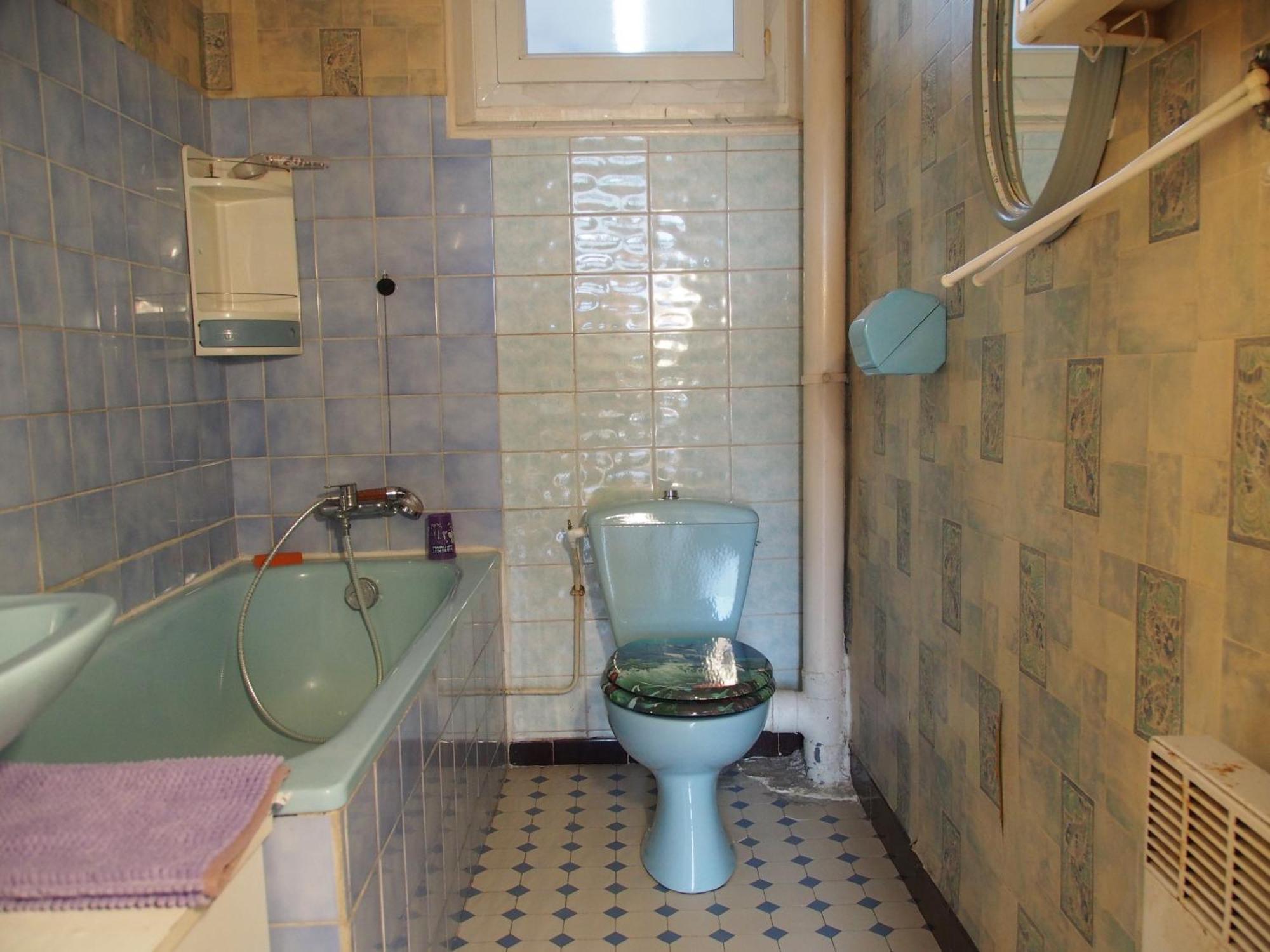 Narnia Dans Maison, Salle De Bain Et Sejour A Partager Marseille