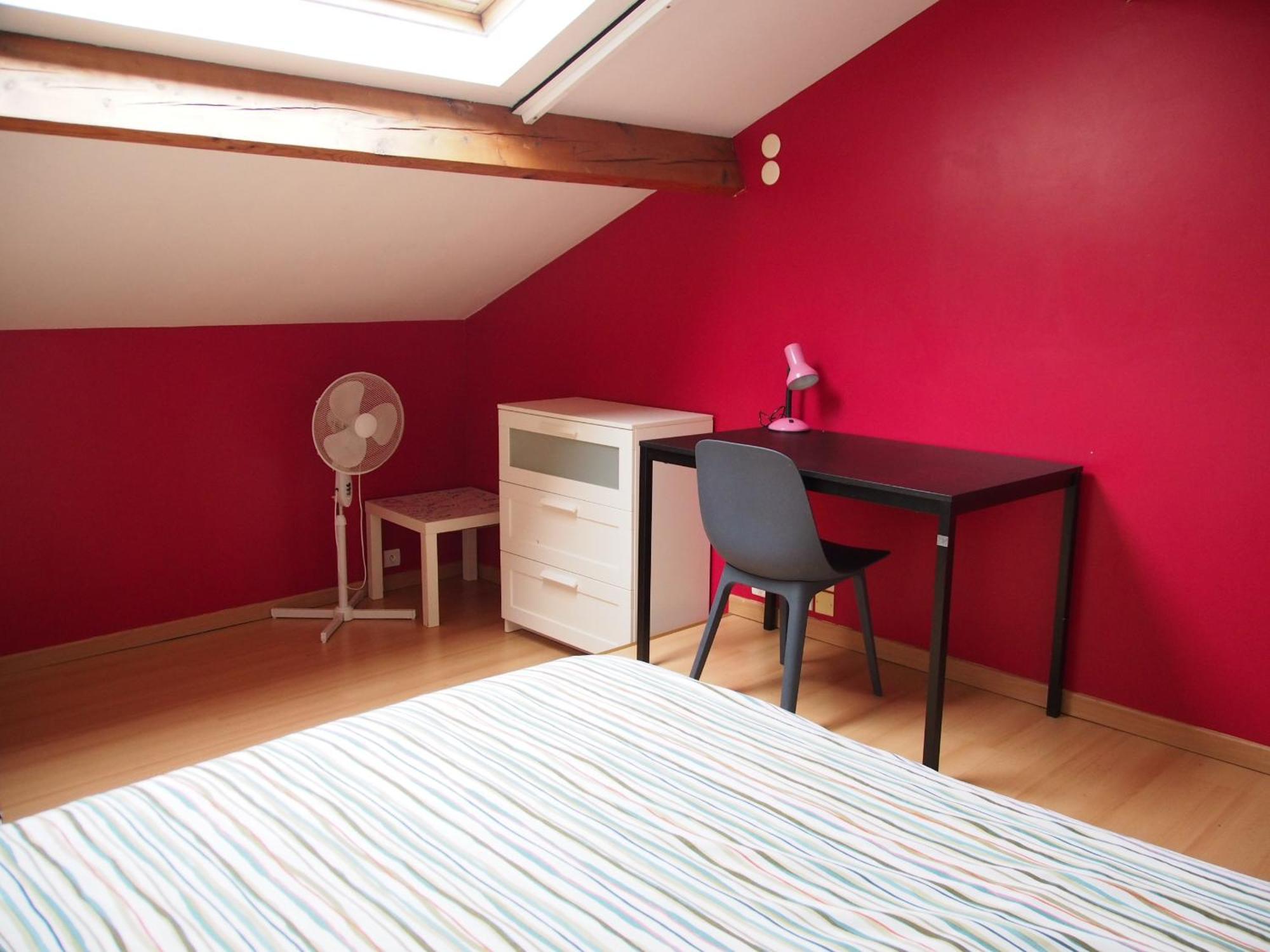 Séjour chez l'habitant Rouge Avec Salle De Bain Privative Velodrome Prado