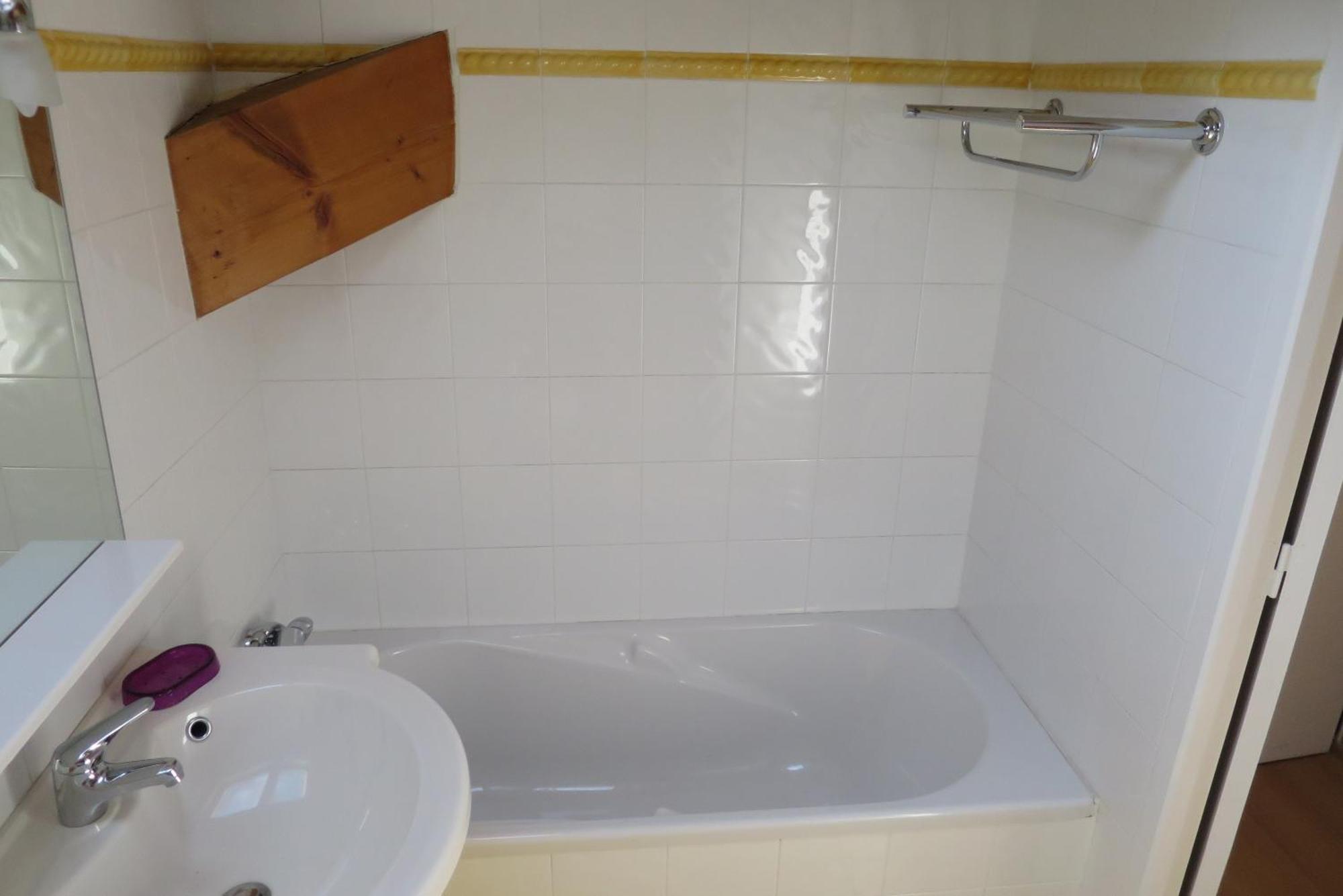 Rouge Avec Salle De Bain Privative Velodrome Prado Marseilles