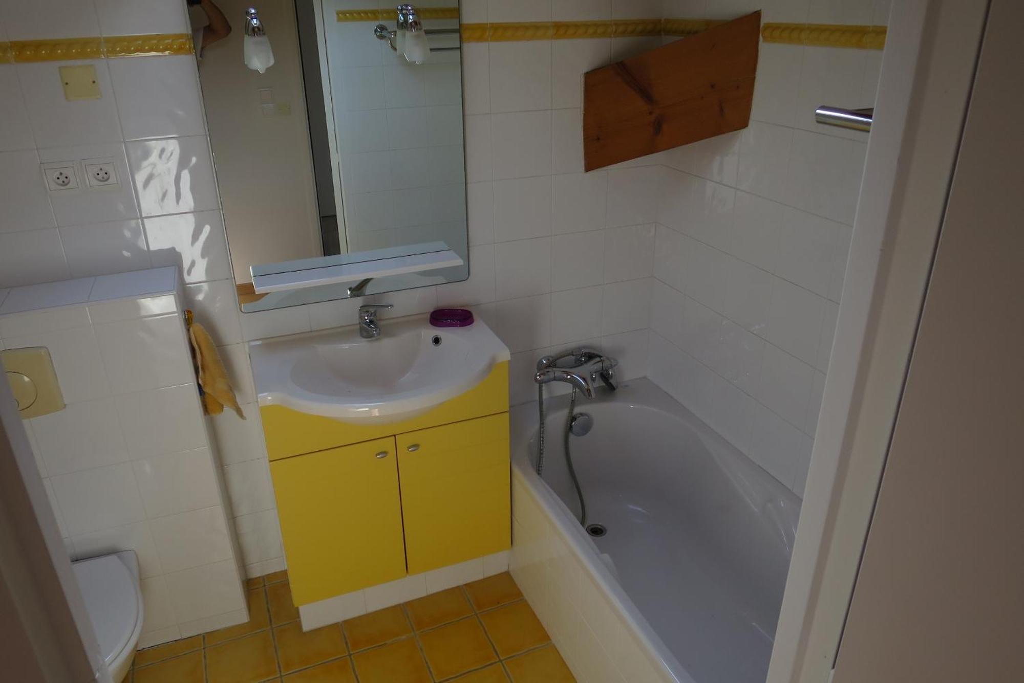 Rouge Avec Salle De Bain Privative Velodrome Prado