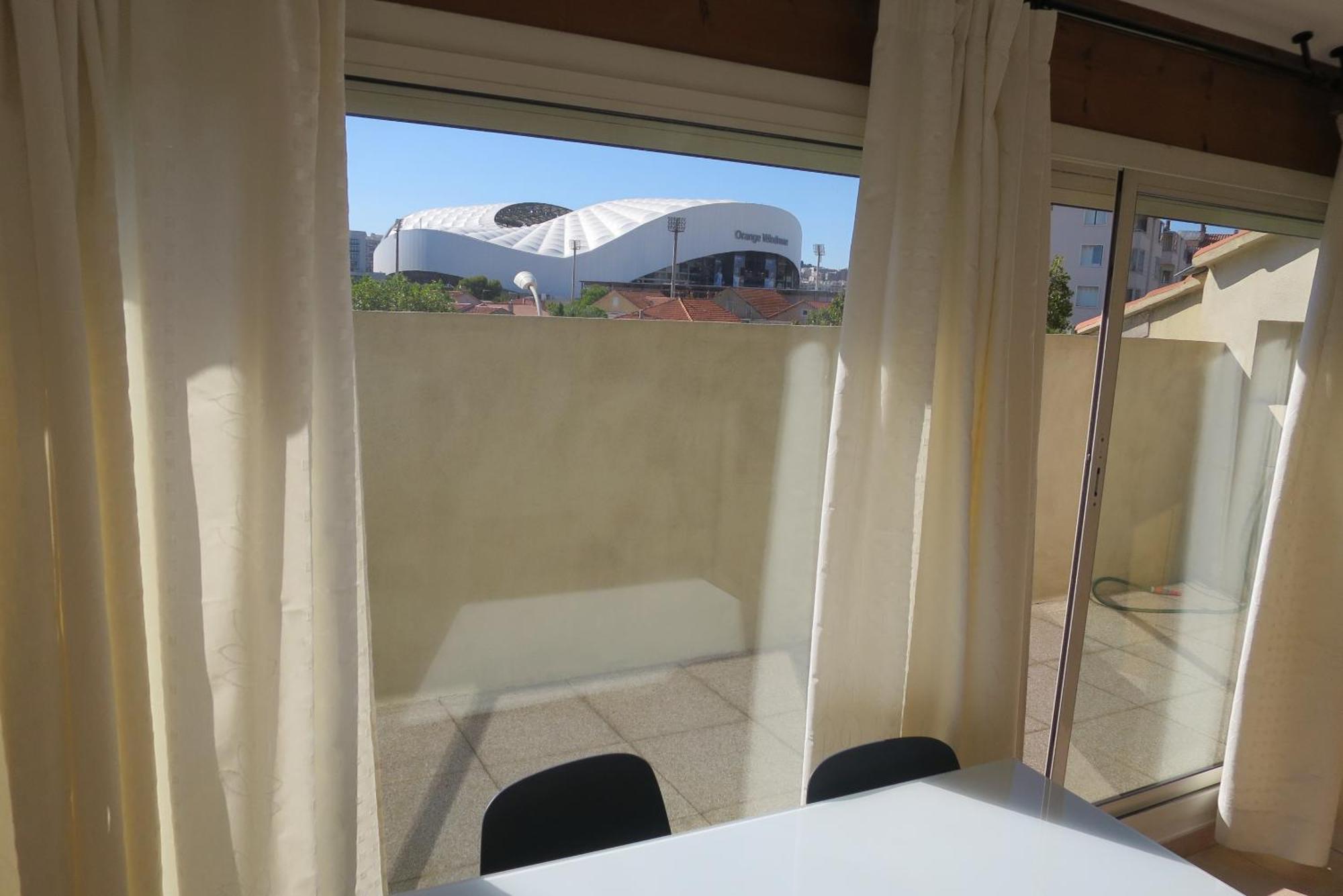 Séjour chez l'habitant Rouge Avec Salle De Bain Privative Velodrome Prado