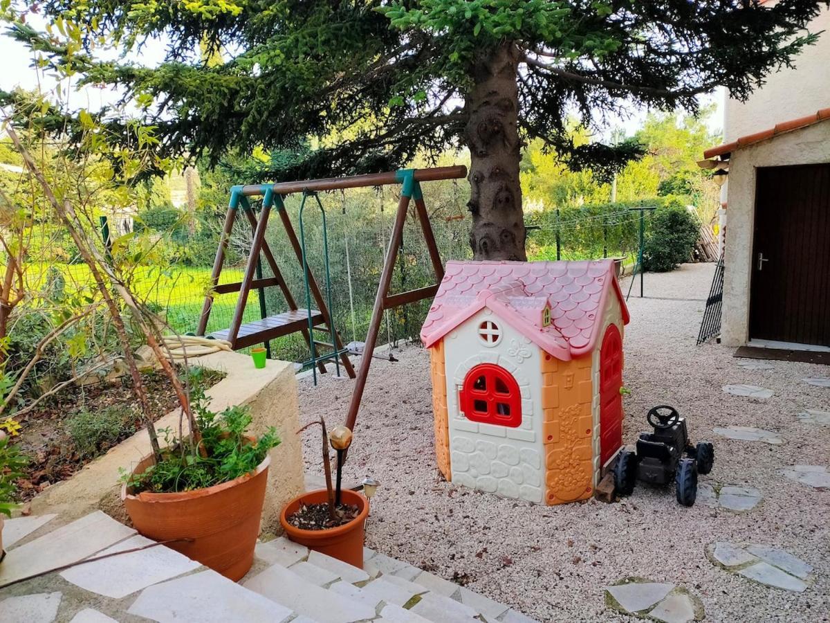 140 M2 Piscine Jardin 5 Personnes Et Un Bebe Villa Marseille