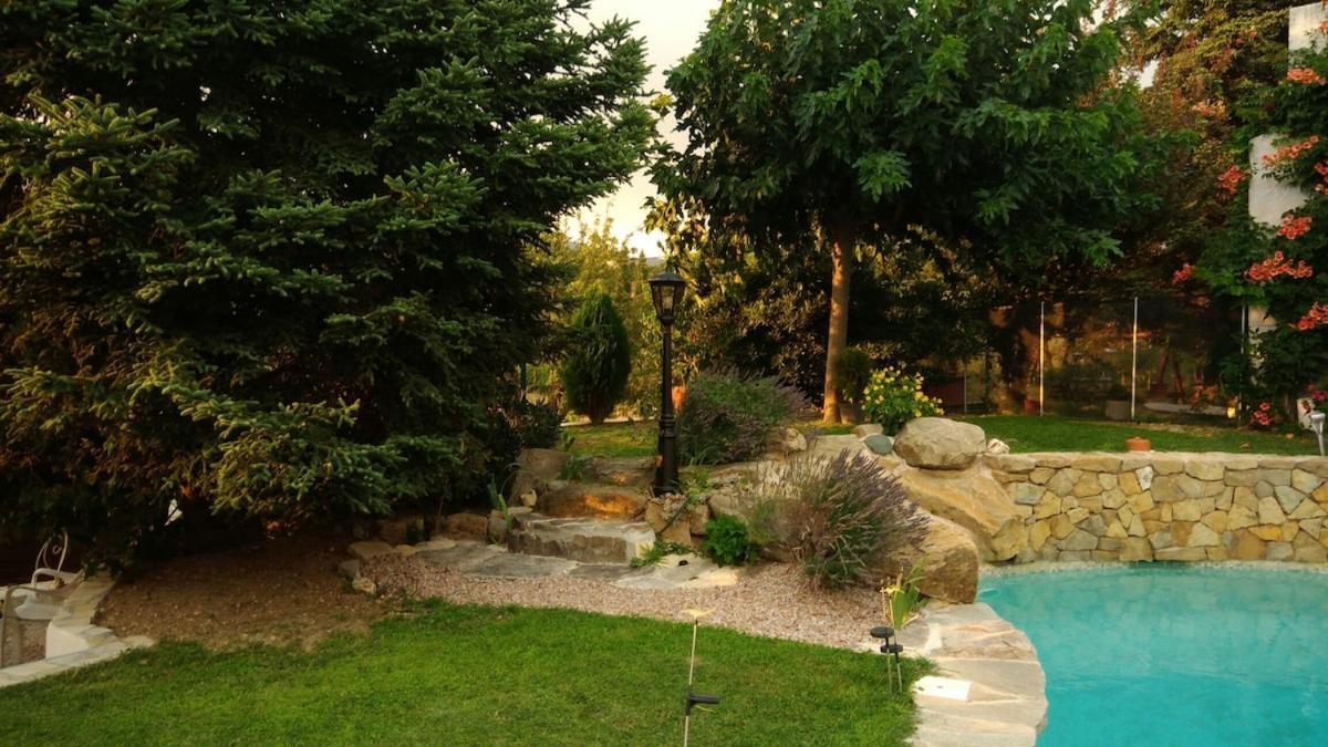 140 M2 Piscine Jardin 5 Personnes Et Un Bebe Villa