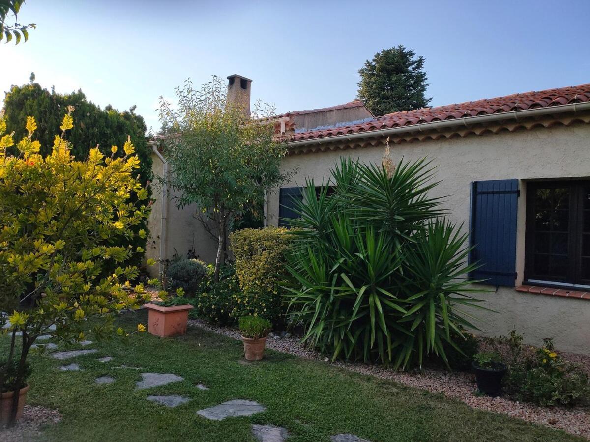 140 M2 Piscine Jardin 5 Personnes Et Un Bebe *