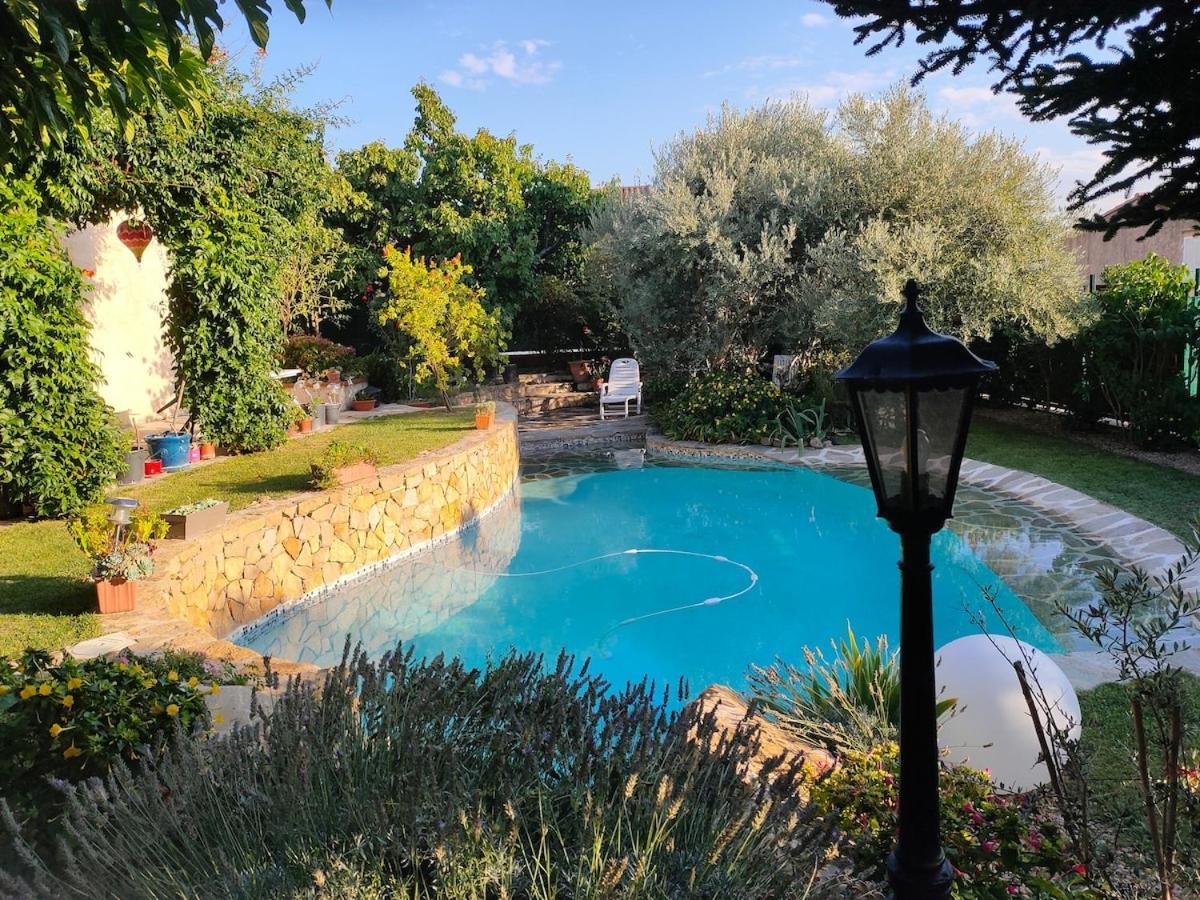 140 M2 Piscine Jardin 5 Personnes Et Un Bebe Villa Marseille