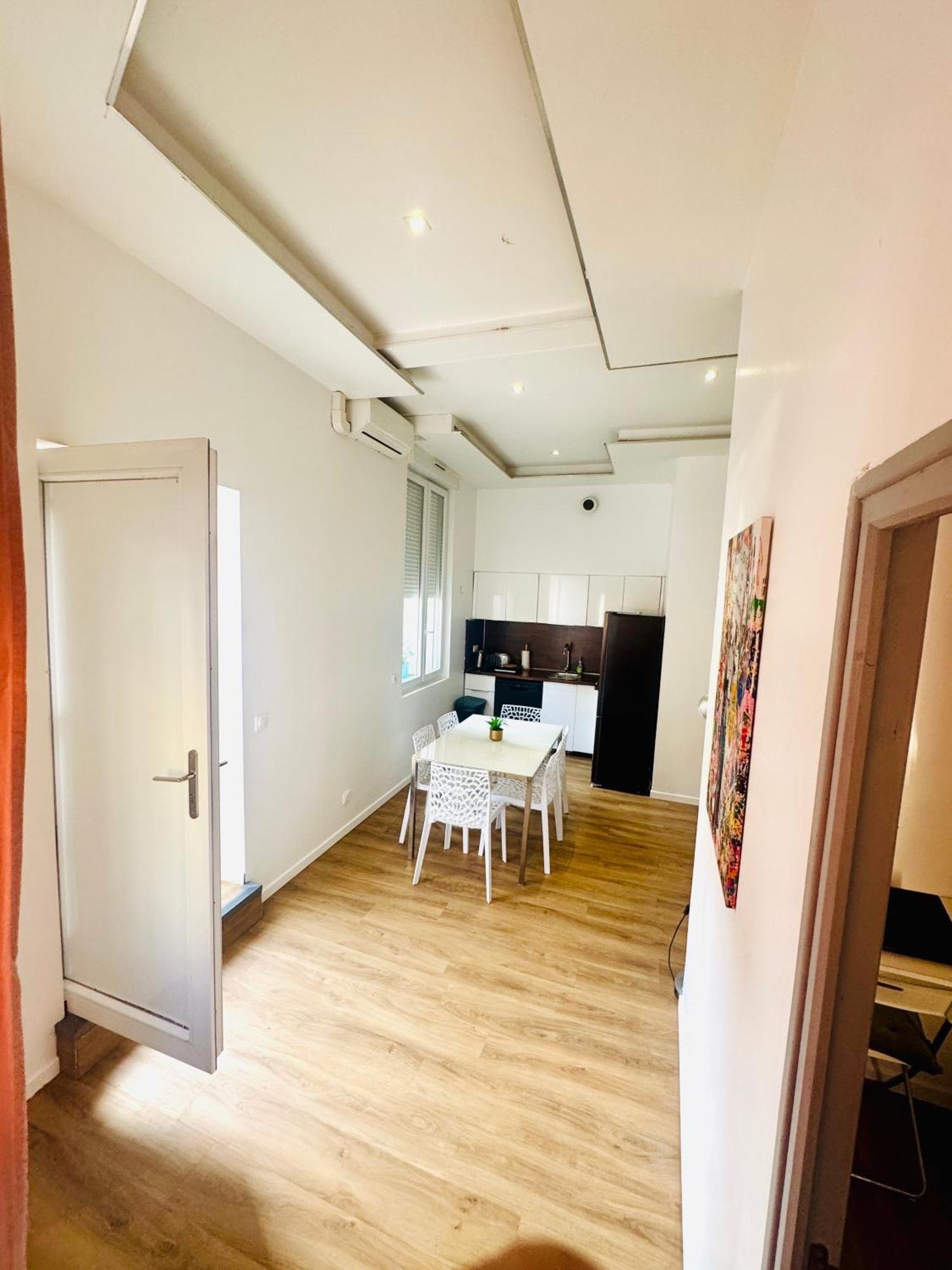 Ferienhaus Jolie Maison Individuelle 50 M2 ,design Et Climatisee, Confort, Wifi, Terasse Privee , 5 Min Et Autoroute, Stationnement Gratuit Marseilles