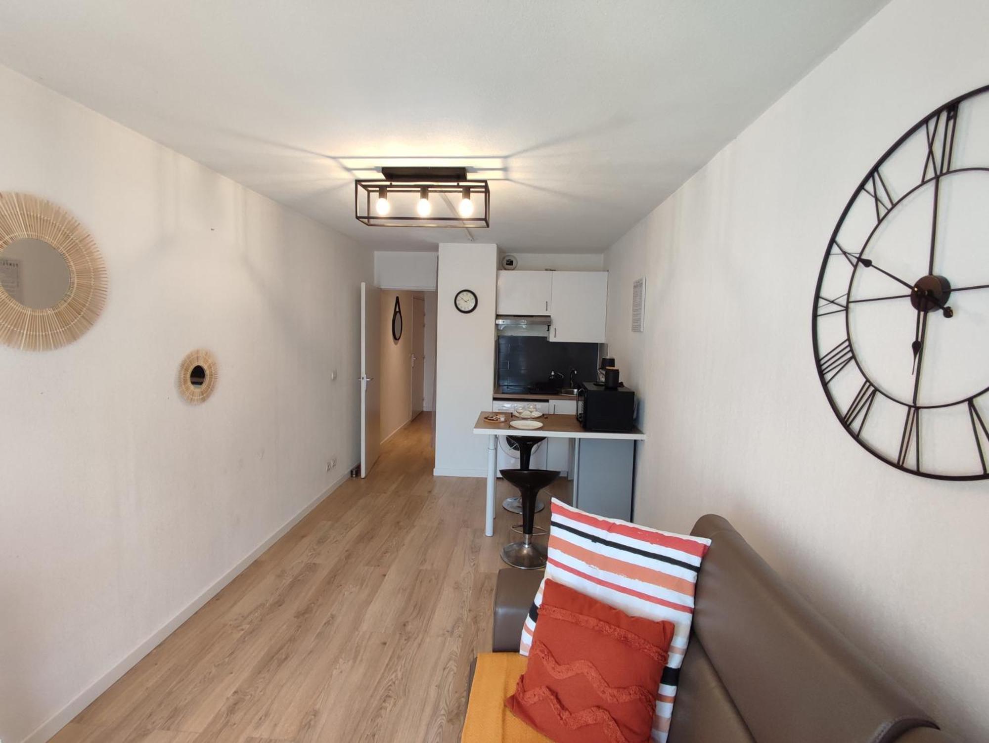 Apartment Climatise Avec Parking A 6min A Pied De La Gare St Charles Marseille