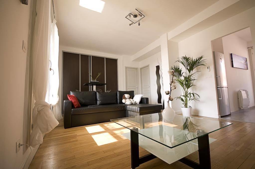 Les Du Vieux-port: Haussmannien Apartment *