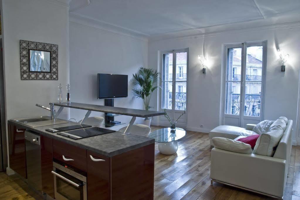 Les Du Vieux-port: Haussmannien Apartment *