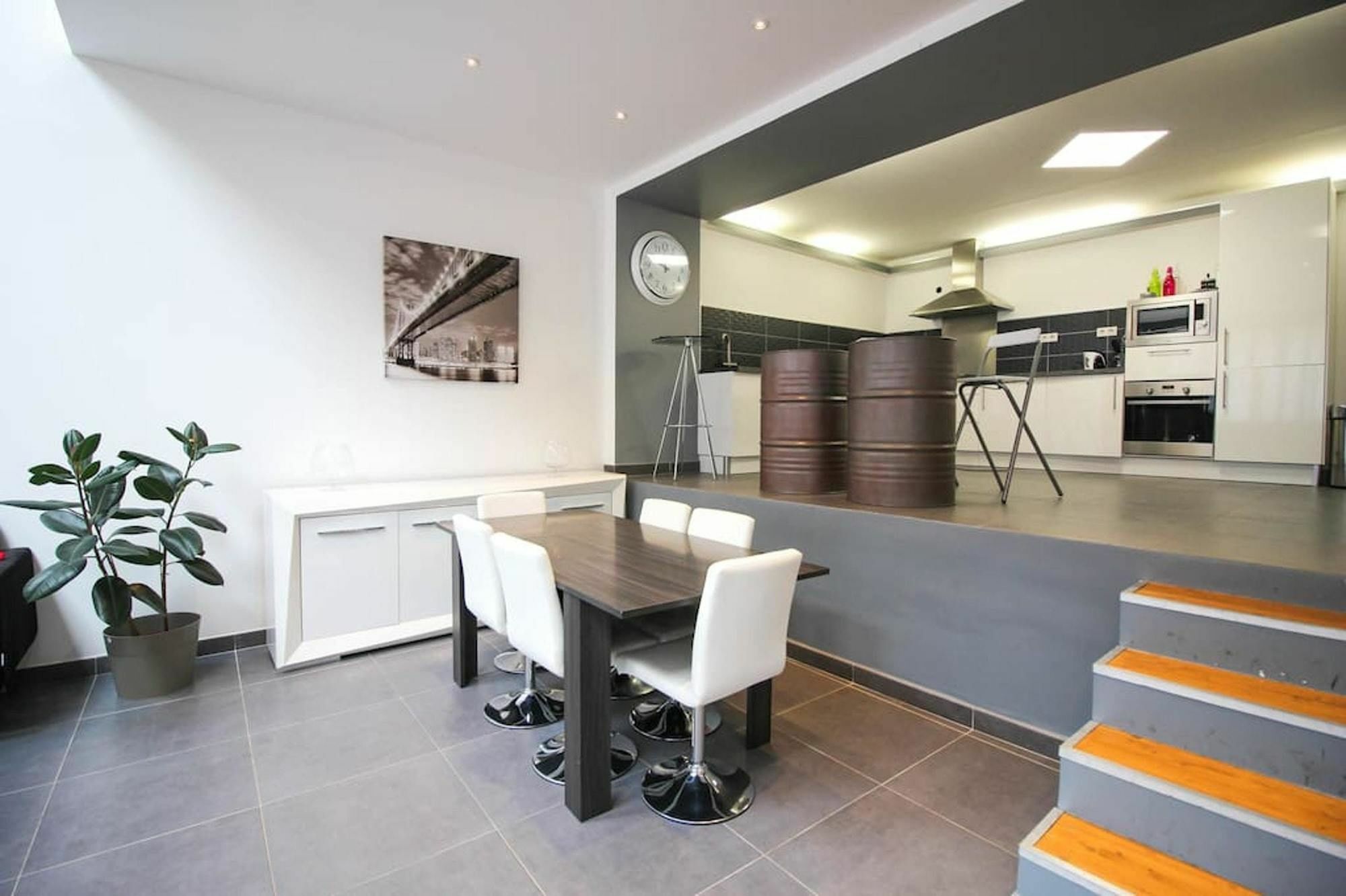 With 2 Bedrooms In Marseille, With Wonderful View, Furn Apartment