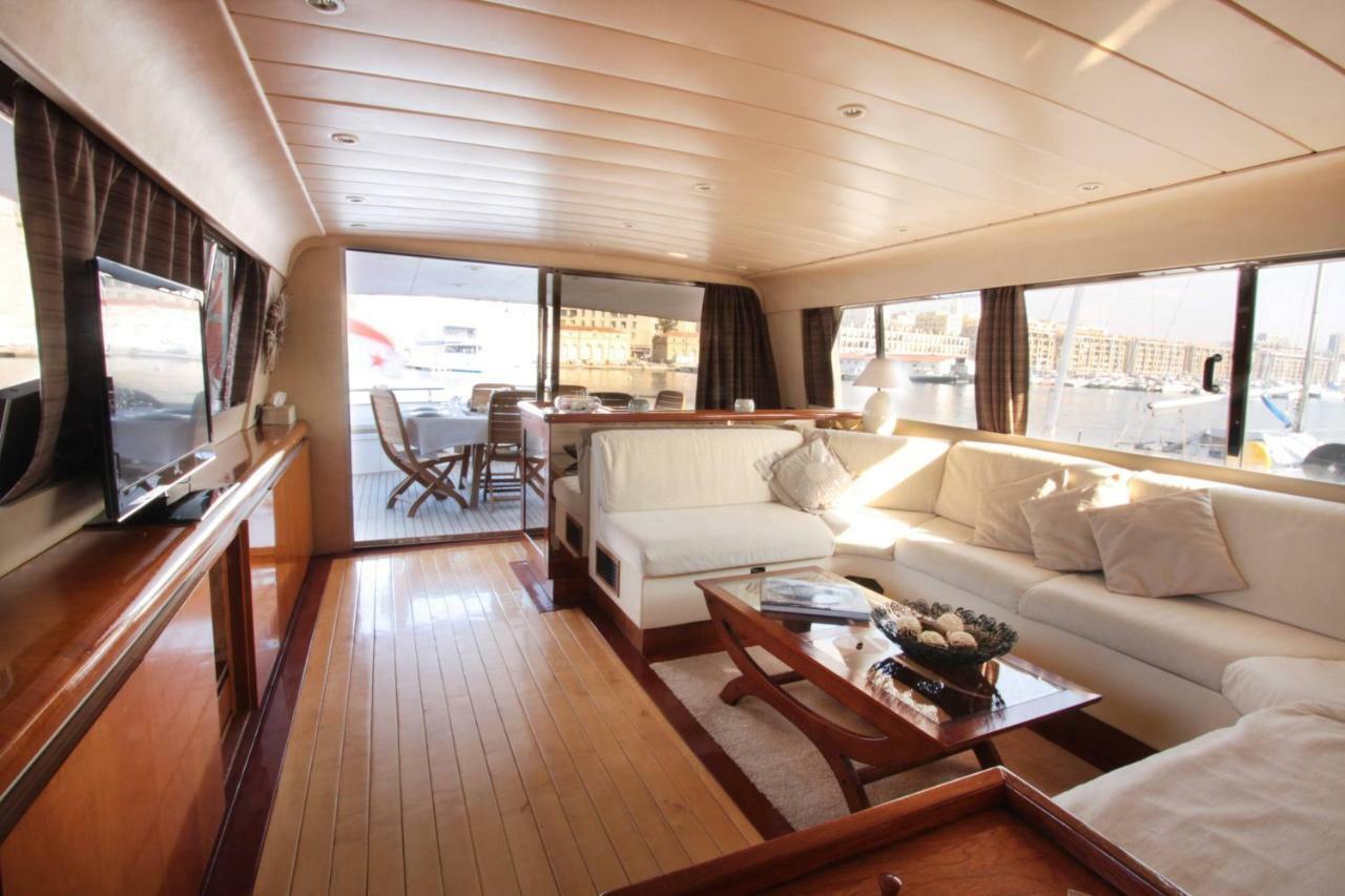 Yacht Cyos *