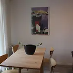 Bienvenus A L\'Appartement Rouge
