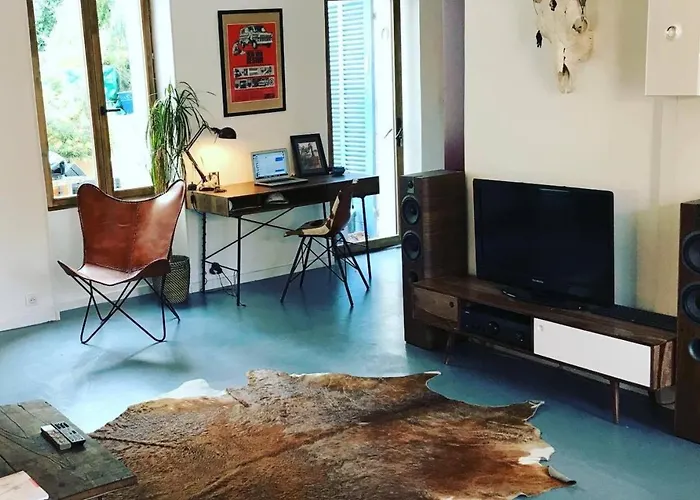 Appartement Chaleureux Et Atypique Avec Jardin A Marseille By Weekome
